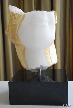 beeldhouwwerk_de kus.JPG - de kus, albast/bladgoud, 20 cm